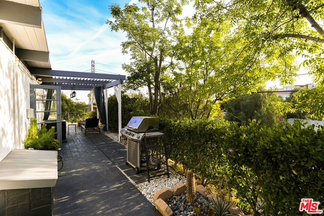 7107 Pacific View Dr