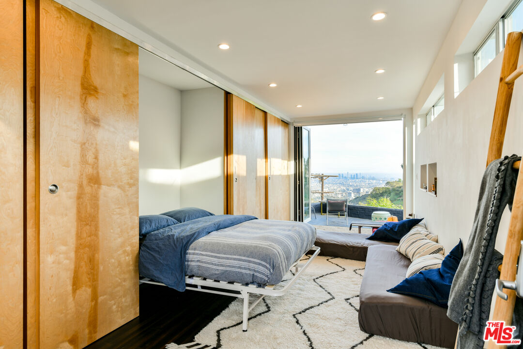 7107 Pacific View Dr