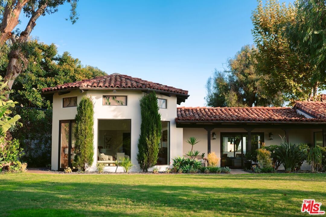 21607 Rambla Vista Dr