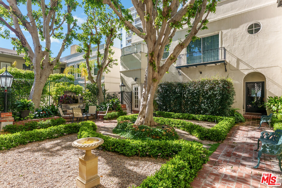 1014 N Doheny Dr