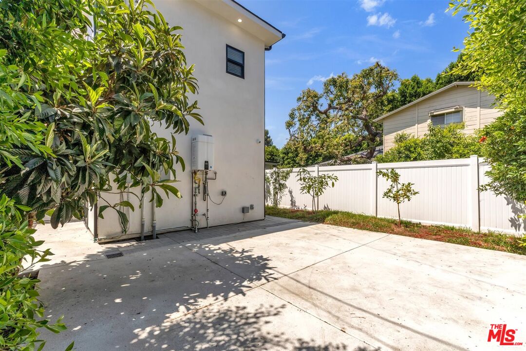 14121 Califa St
