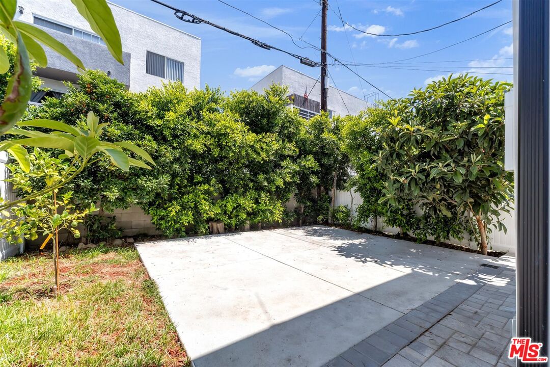14121 Califa St