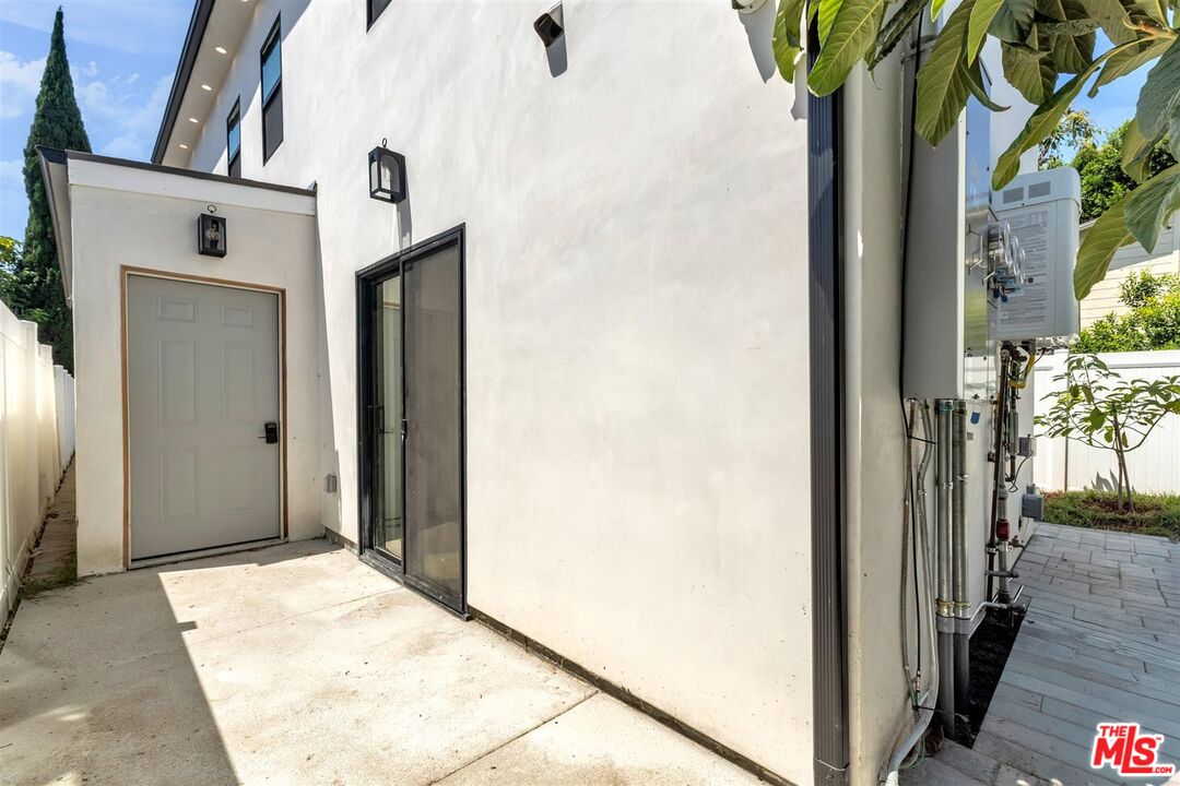 14121 Califa St