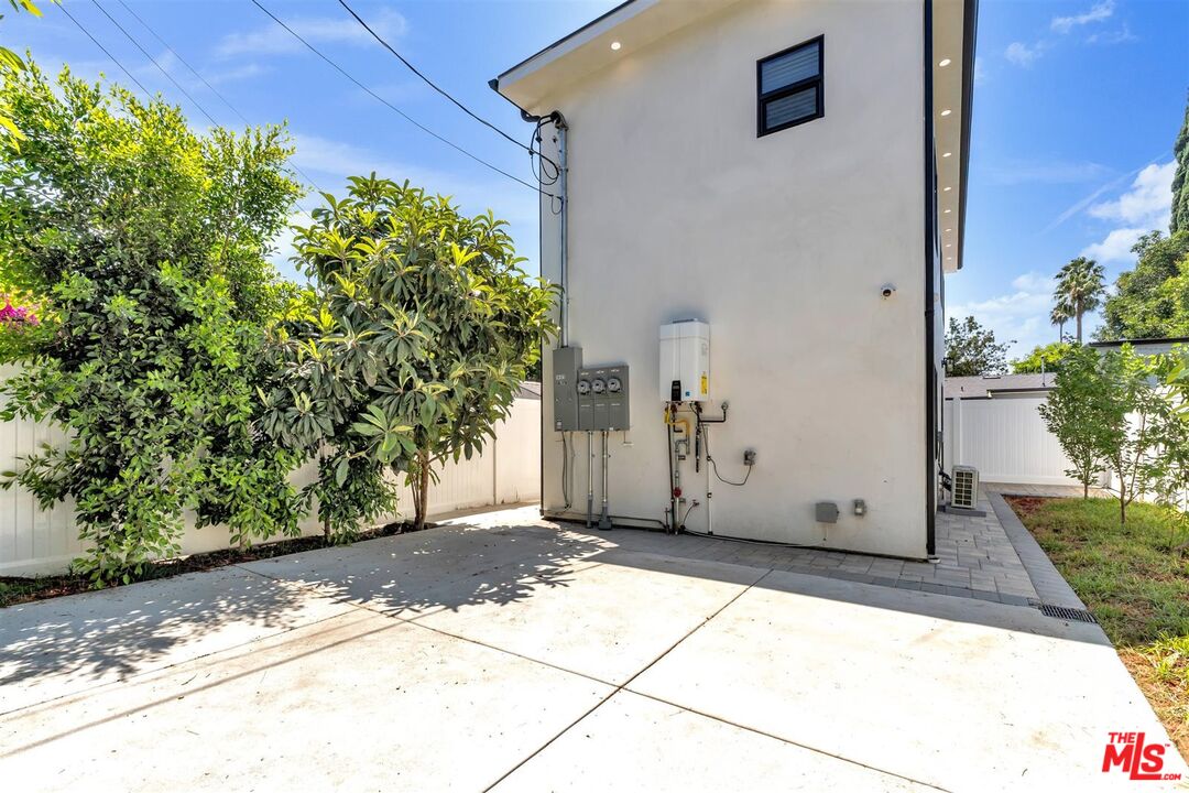 14121 Califa St