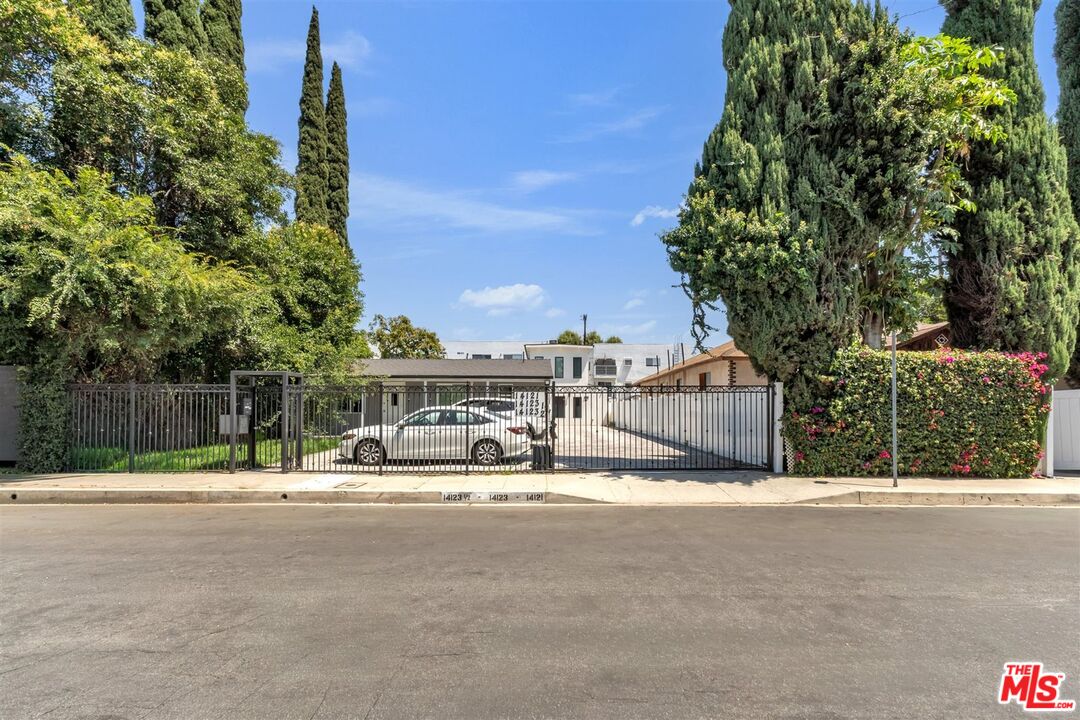 14121 Califa St