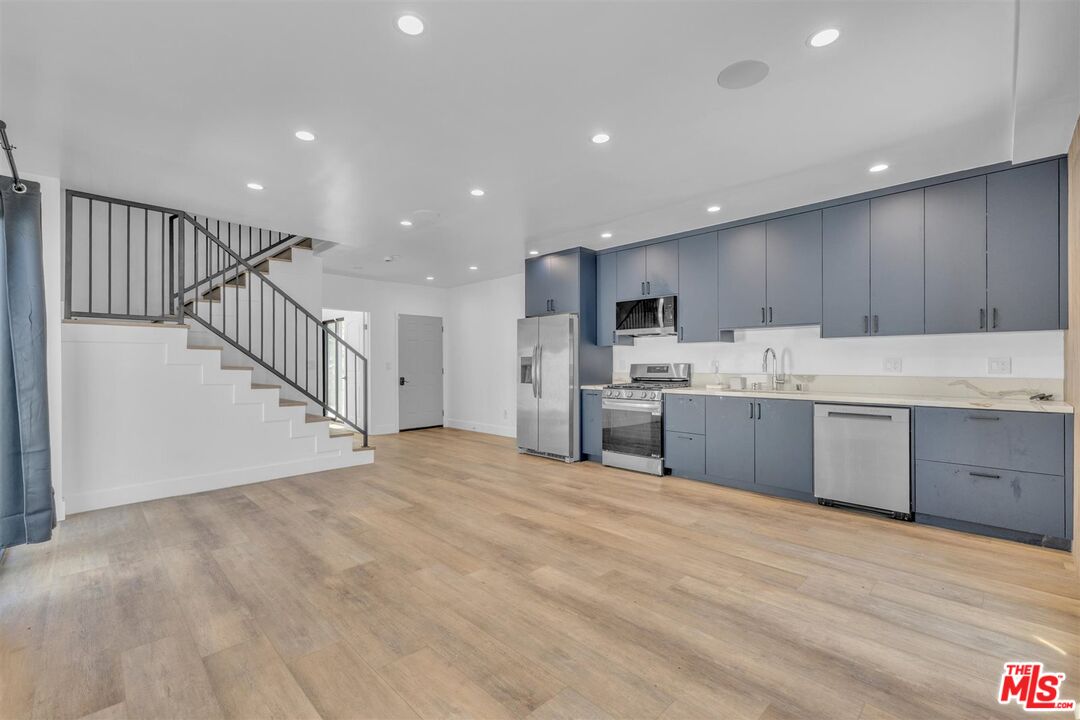 14121 Califa St