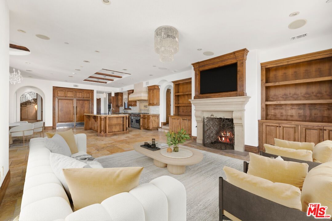 1111 Stradella Rd