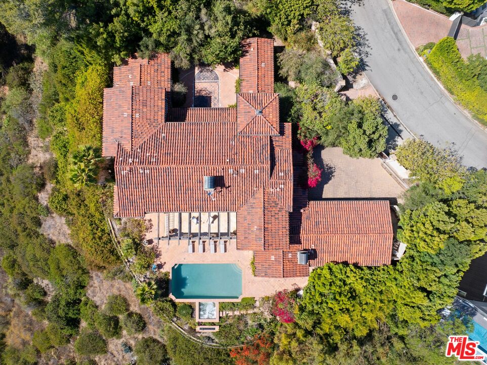 1111 Stradella Rd