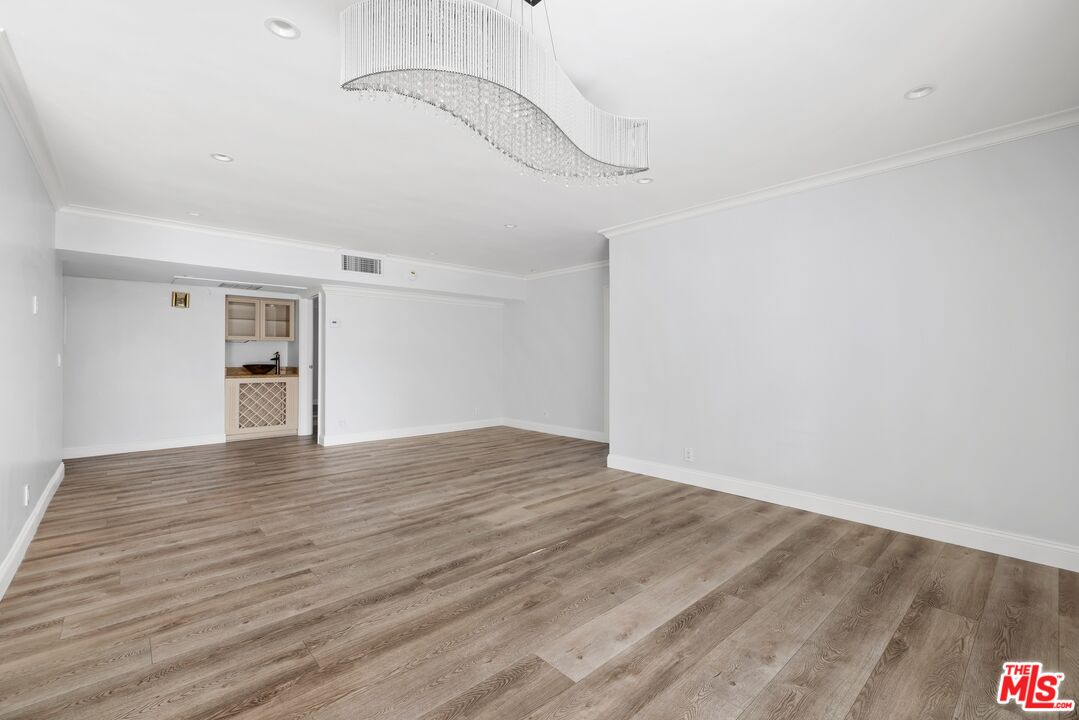 423 S Rexford Dr Unit: 106