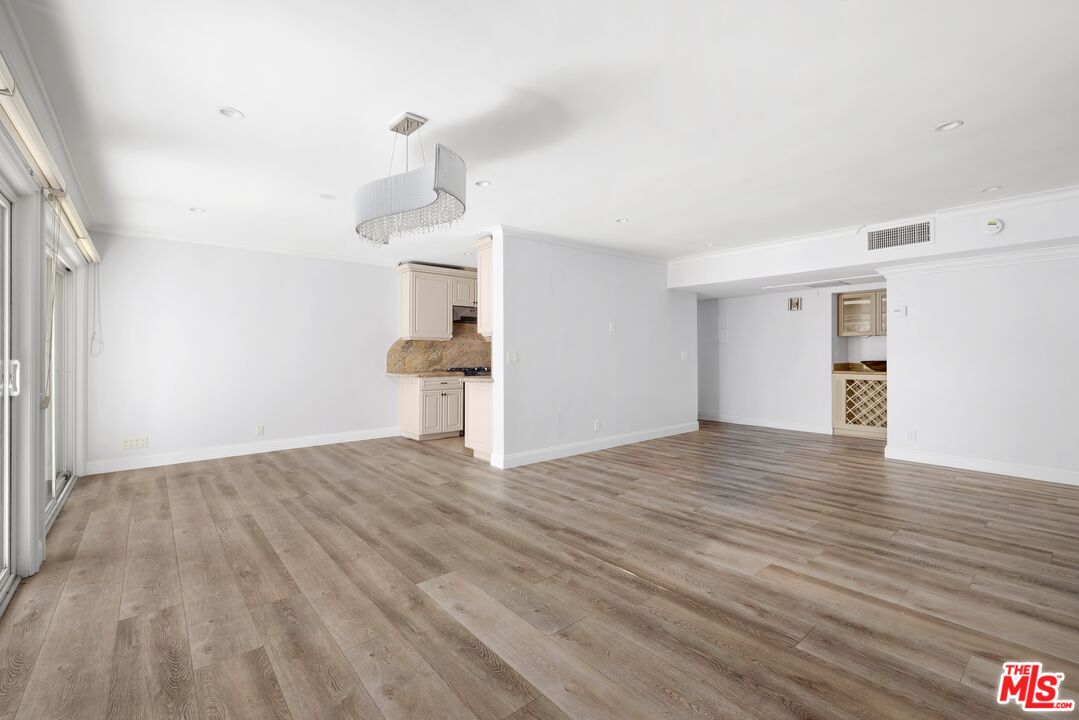 423 S Rexford Dr Unit: 106