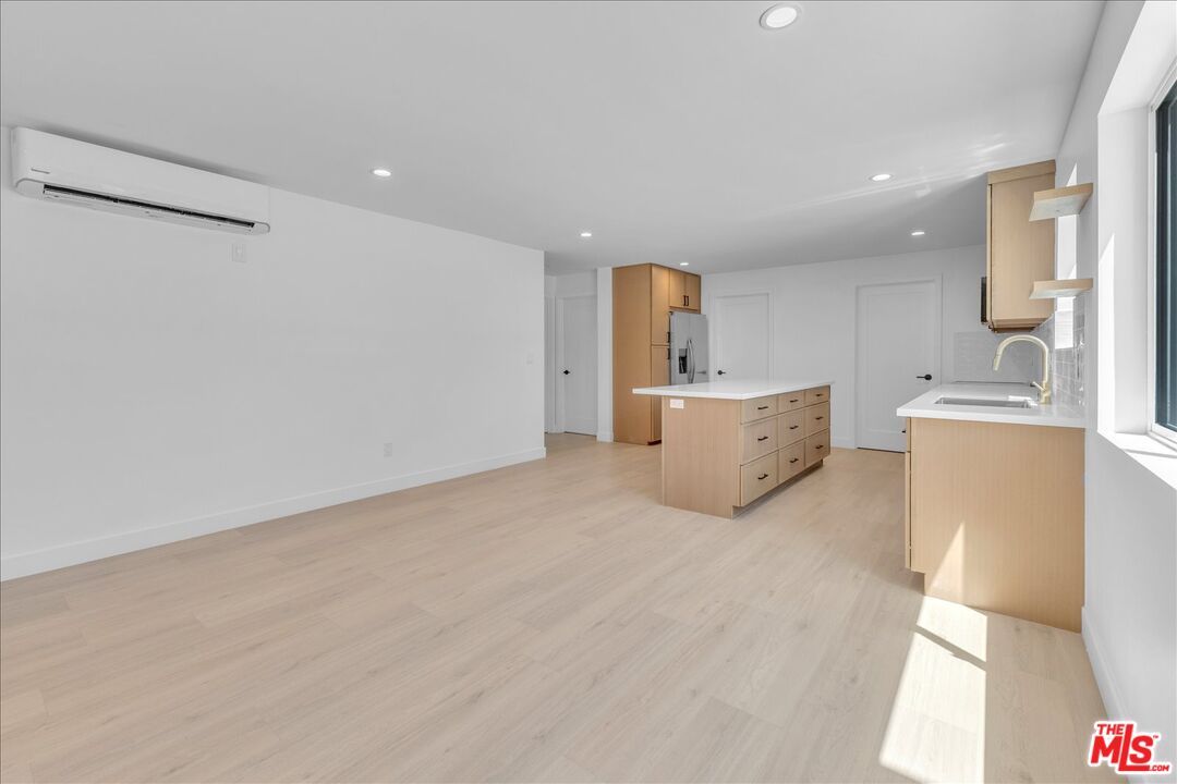6913 Encino Ave Unit: Lower Unit