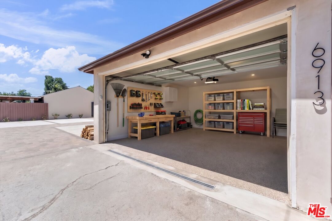6913 Encino Ave Unit: Lower Unit