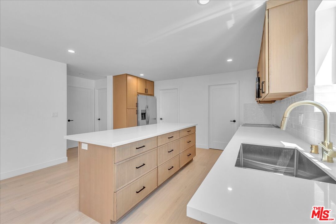 6913 Encino Ave Unit: Lower Unit