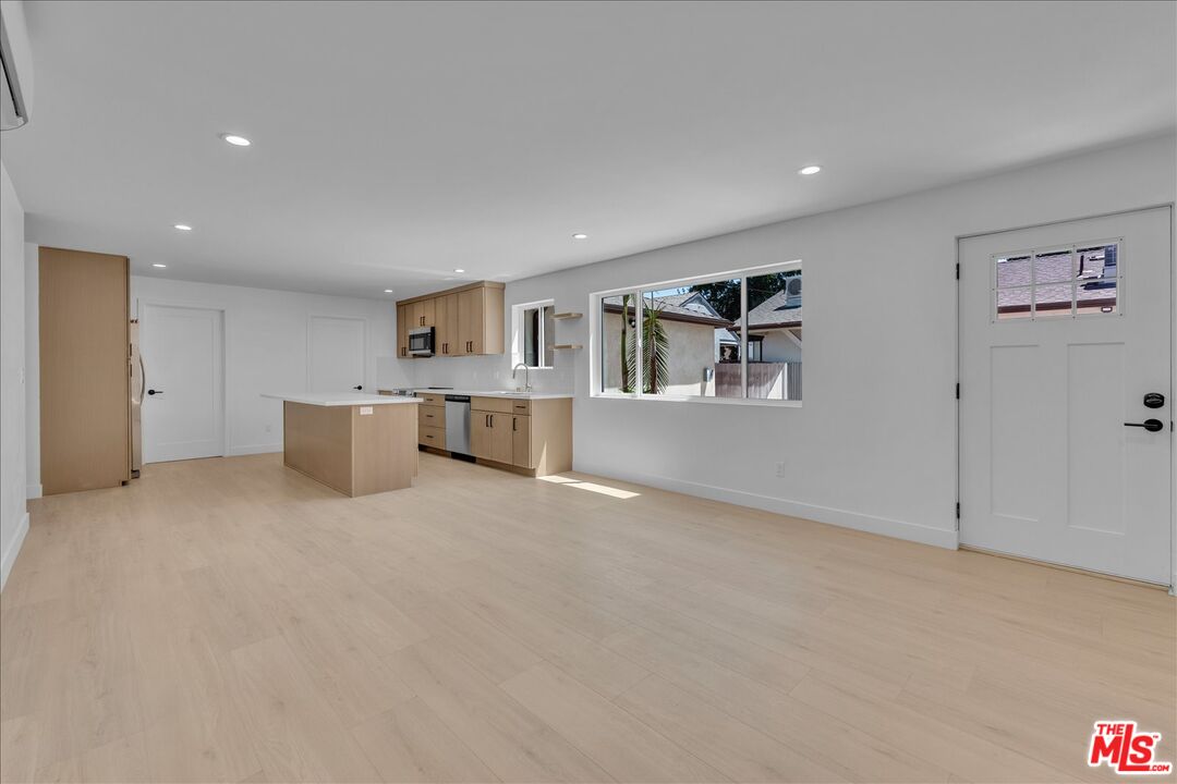 6913 Encino Ave Unit: Lower Unit