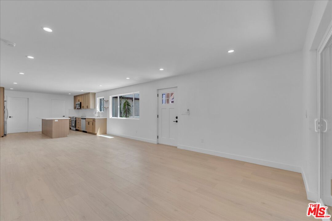 6913 Encino Ave Unit: Lower Unit