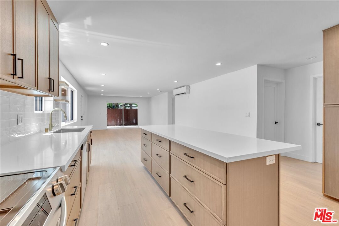 6913 Encino Ave Unit: Lower Unit