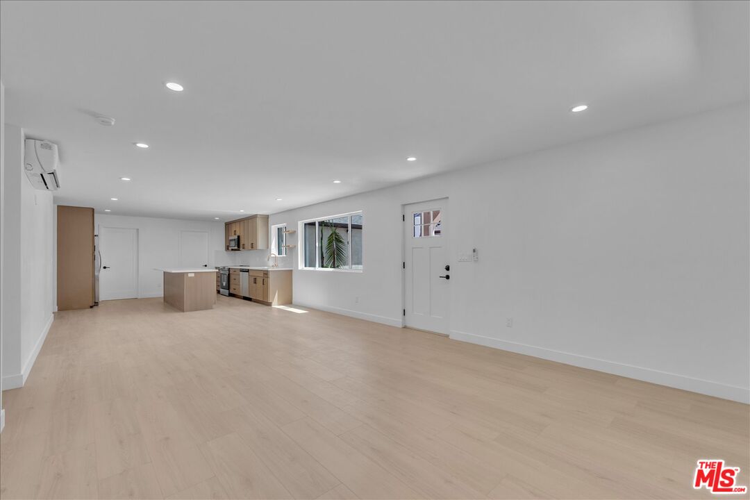 6913 Encino Ave Unit: Lower Unit