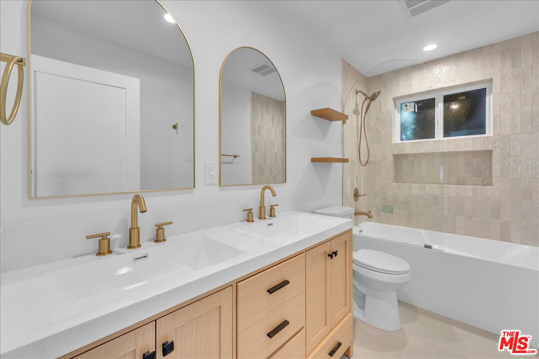 6913 Encino Ave Unit: Lower Unit