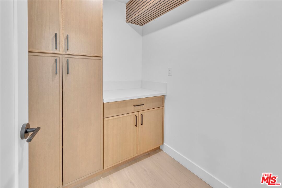 6913 Encino Ave Unit: Lower Unit