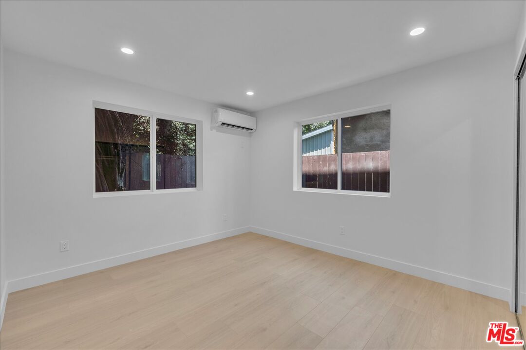 6913 Encino Ave Unit: Lower Unit
