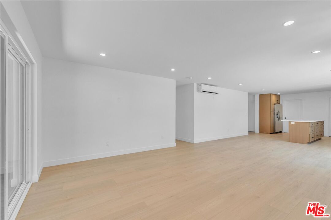 6913 Encino Ave Unit: Lower Unit