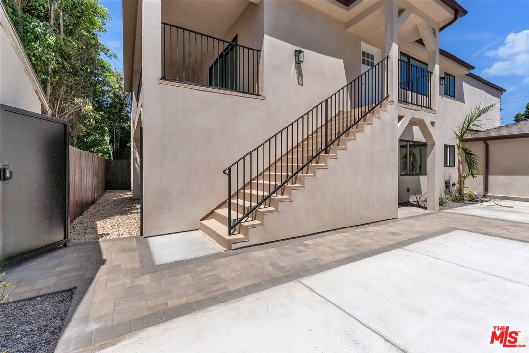 6913 Encino Ave Unit: Lower Unit