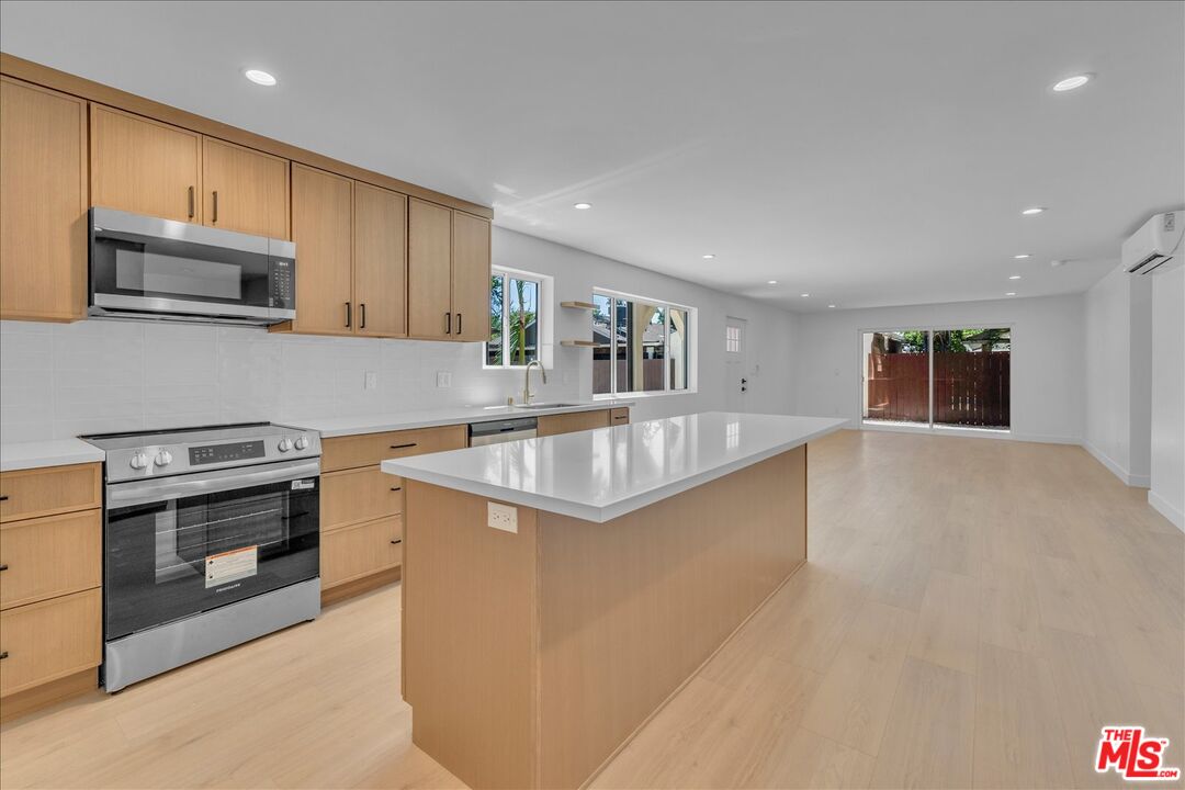 6913 Encino Ave Unit: Lower Unit