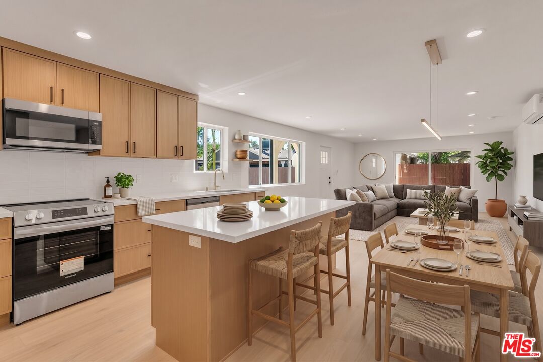 6913 Encino Ave Unit: Lower Unit