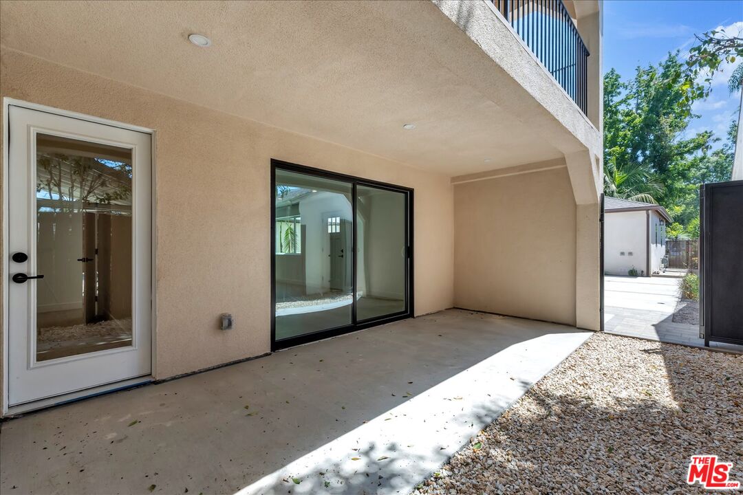 6913 Encino Ave Unit: Lower Unit