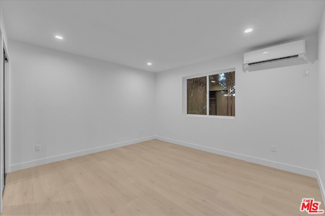 6913 Encino Ave Unit: Lower Unit