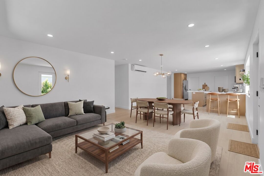 6913 Encino Ave Unit: Lower Unit