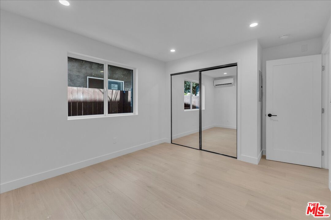 6913 Encino Ave Unit: Lower Unit