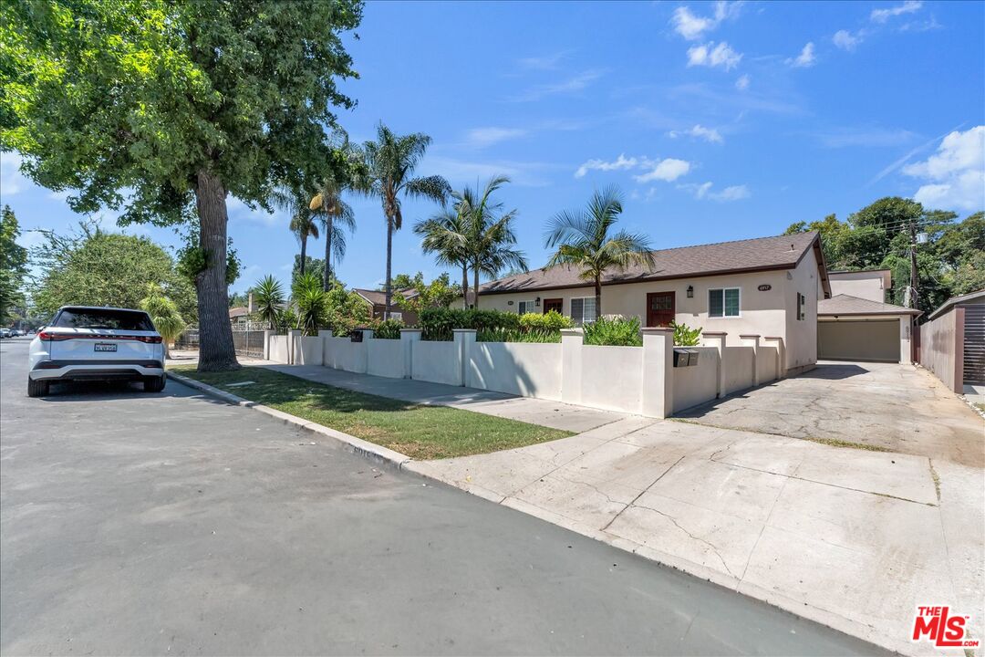 6913 Encino Ave Unit: Lower Unit