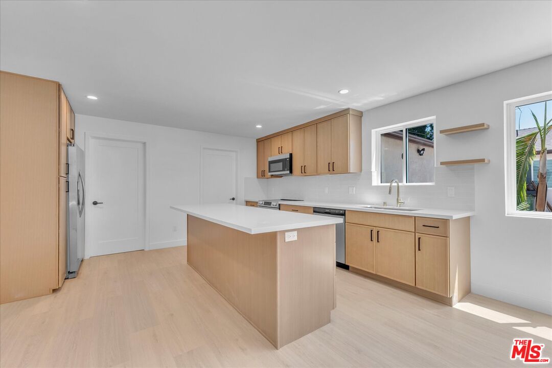 6913 Encino Ave Unit: Lower Unit