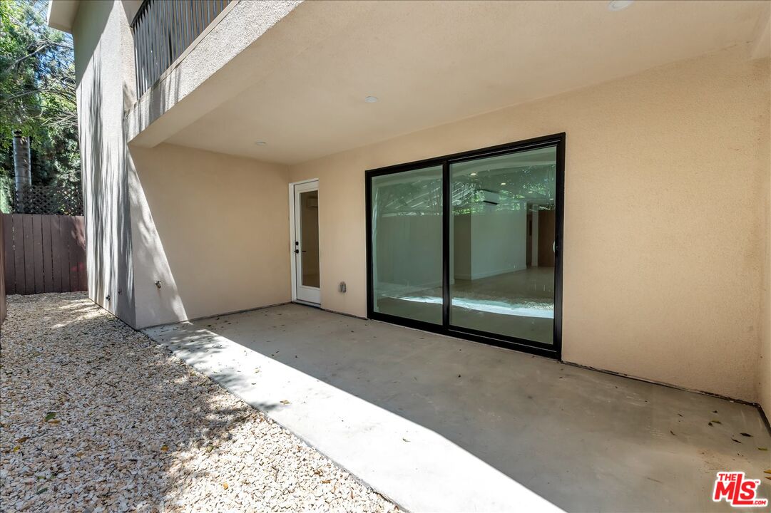 6913 Encino Ave Unit: Lower Unit
