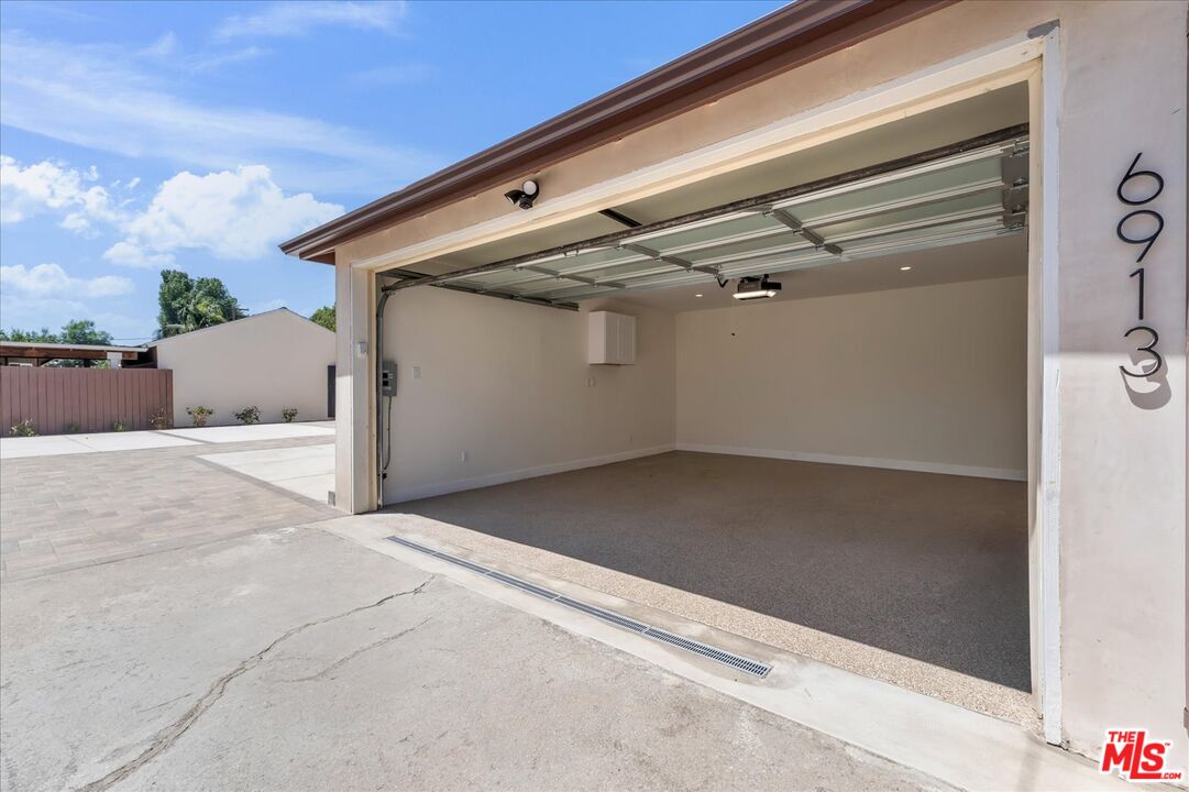 6913 Encino Ave Unit: Lower Unit