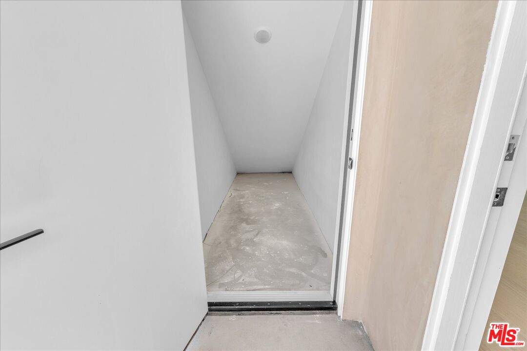 6913 Encino Ave Unit: Lower Unit