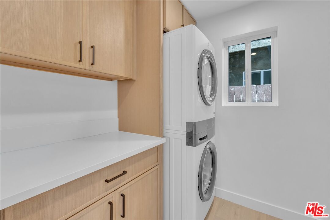 6913 Encino Ave Unit: Lower Unit