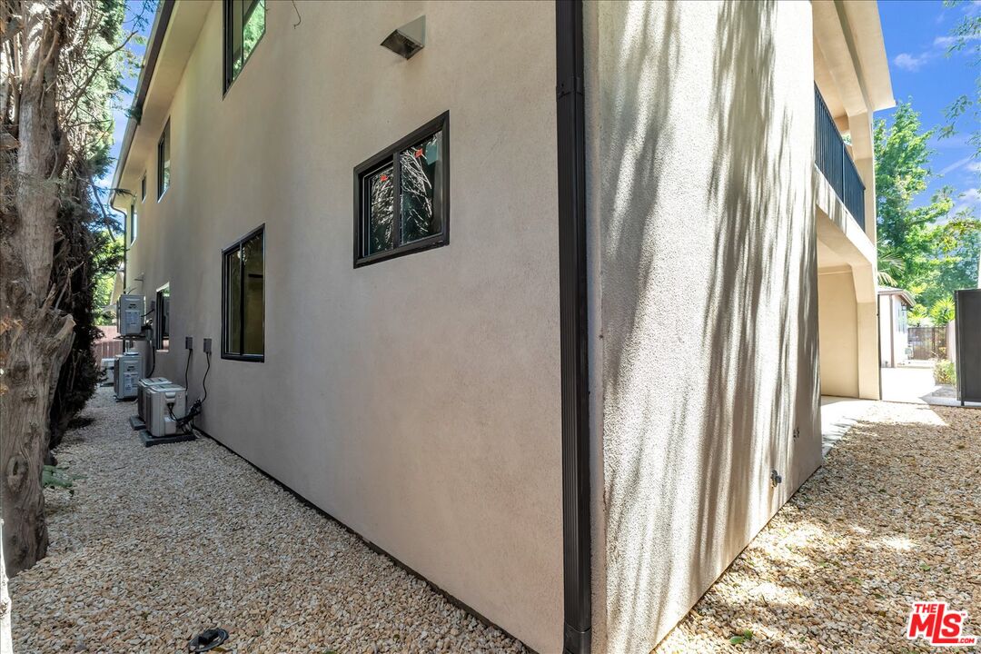 6913 Encino Ave Unit: Lower Unit