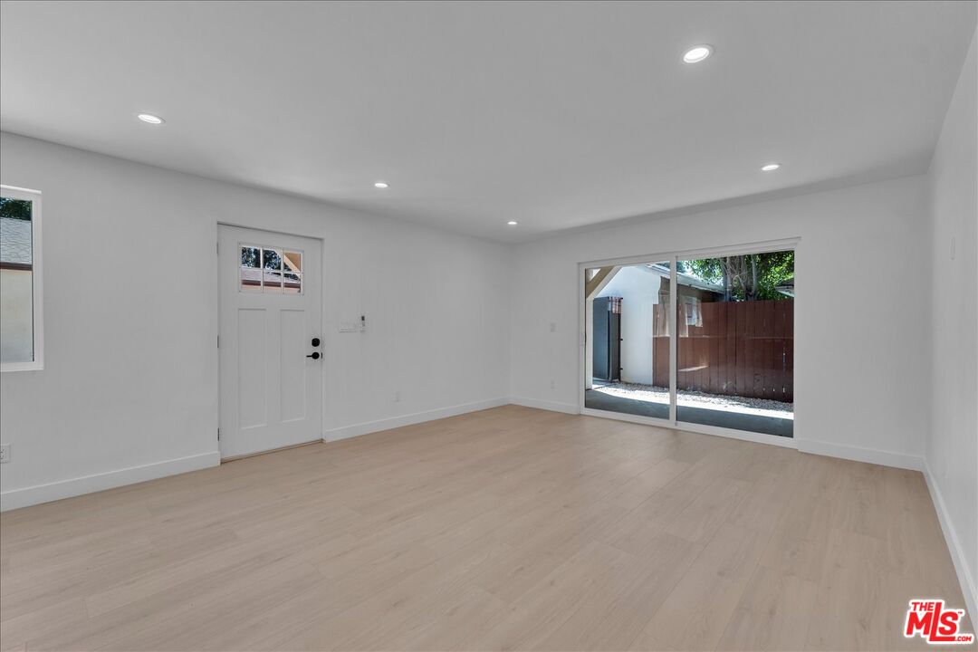6913 Encino Ave Unit: Lower Unit