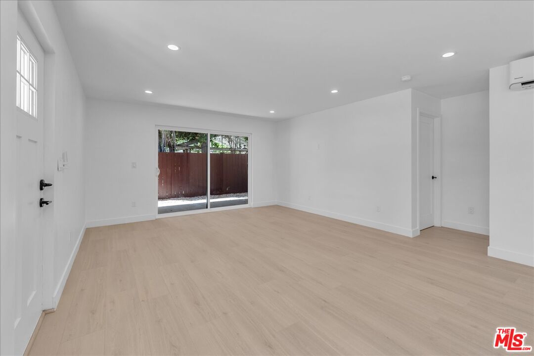 6913 Encino Ave Unit: Lower Unit