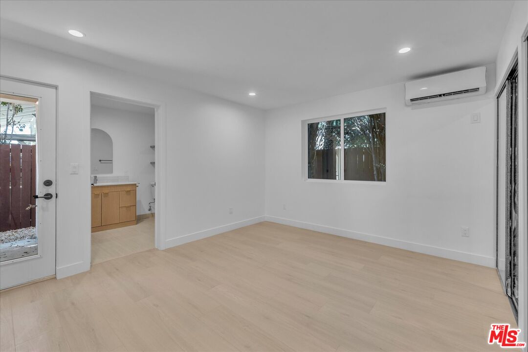 6913 Encino Ave Unit: Lower Unit