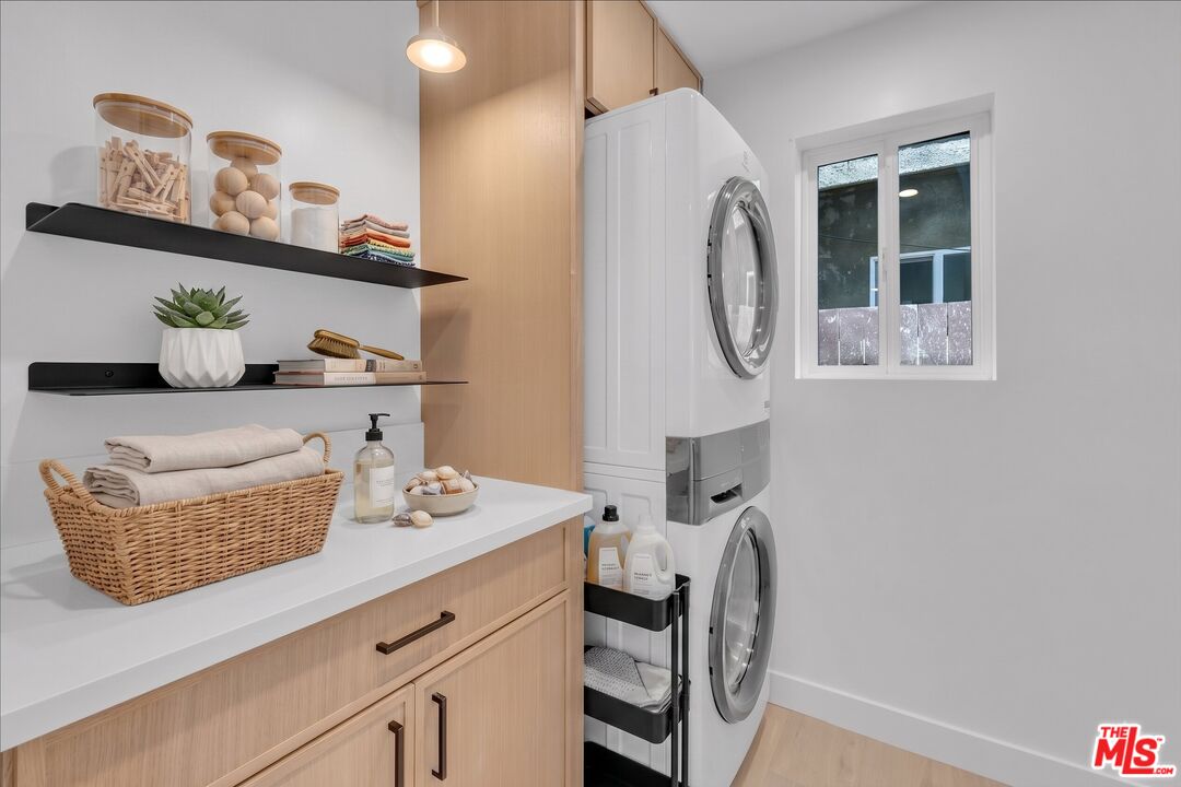 6913 Encino Ave Unit: Lower Unit