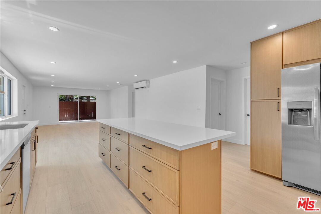 6913 Encino Ave Unit: Lower Unit