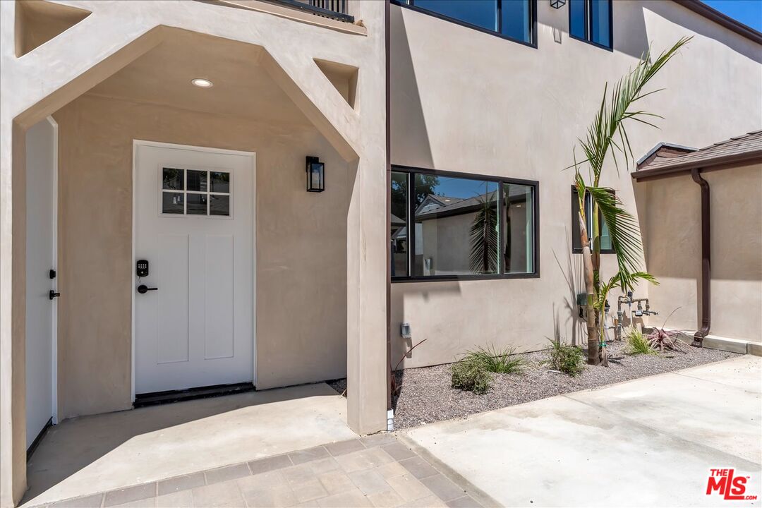 6913 Encino Ave Unit: Lower Unit