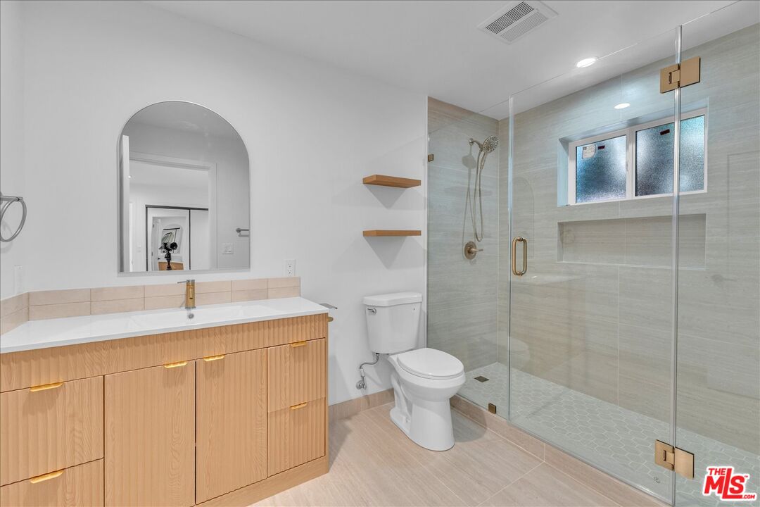 6913 Encino Ave Unit: Lower Unit