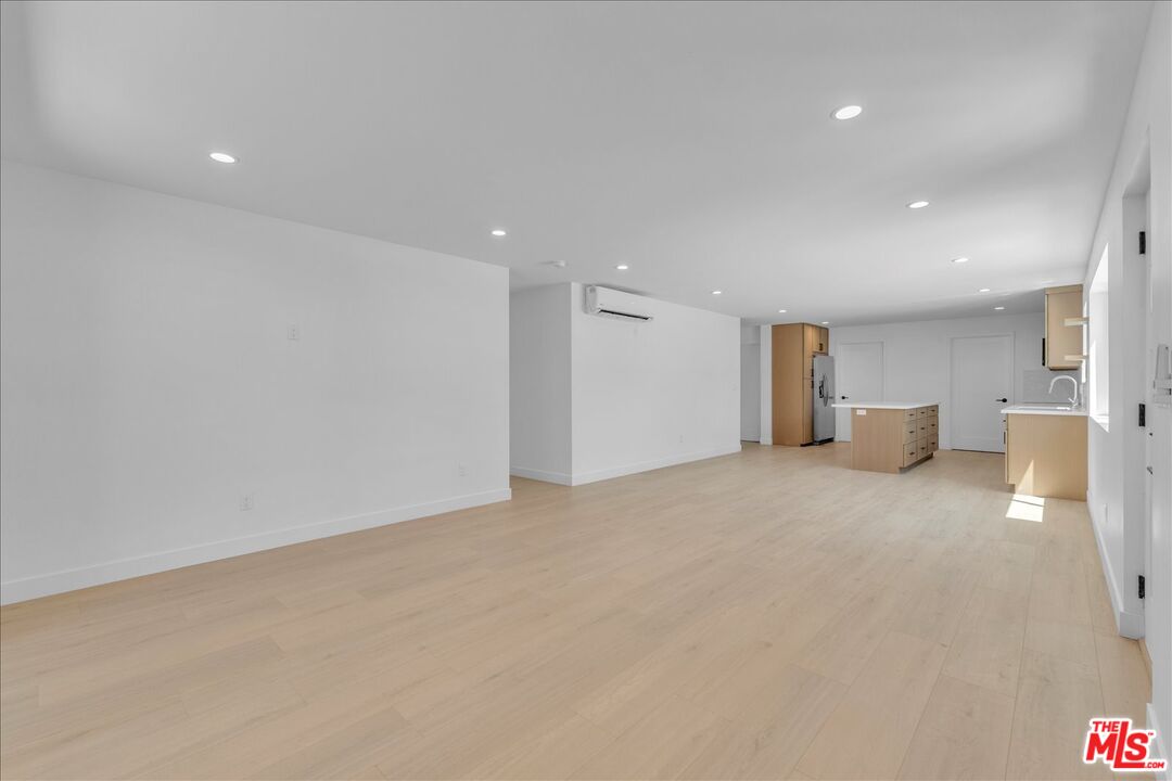 6913 Encino Ave Unit: Lower Unit