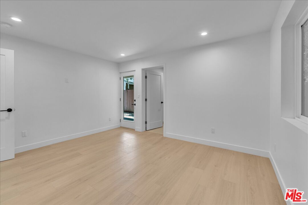 6913 Encino Ave Unit: Lower Unit