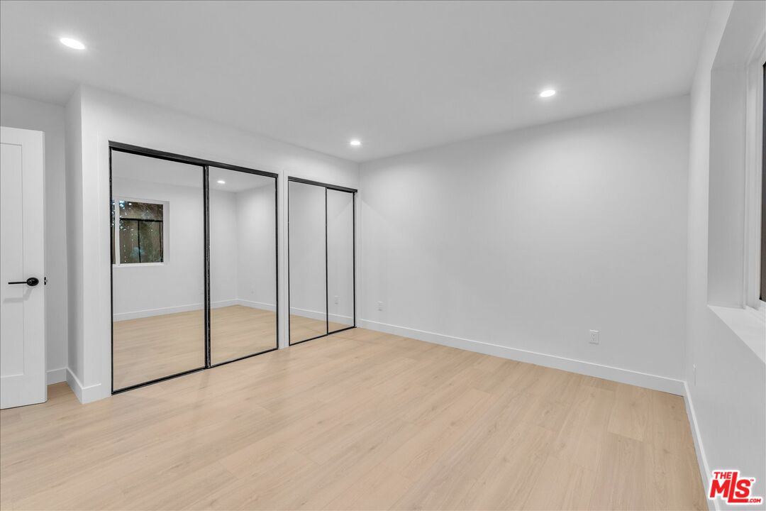 6913 Encino Ave Unit: Lower Unit