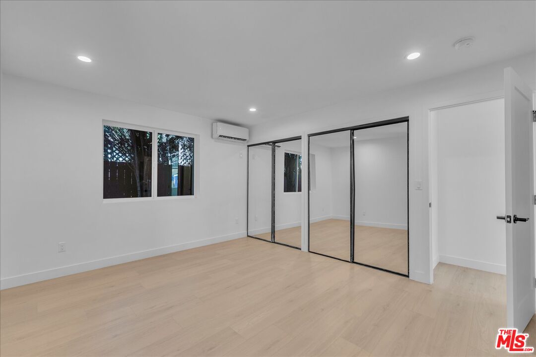 6913 Encino Ave Unit: Lower Unit